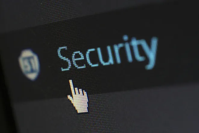 Pantalla con opción de seguridad digital, escudo y cursor: ciberseguridad y software de protección