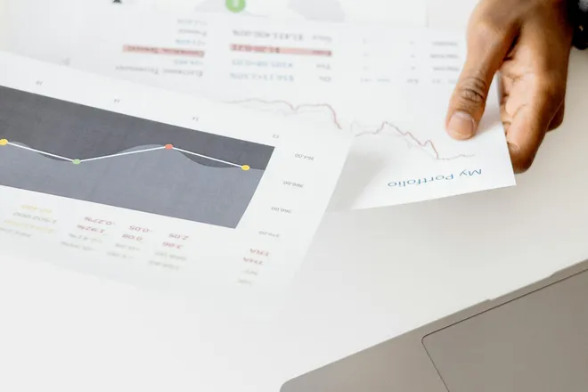 Análisis de ventas y márgenes con gráficos y portátil, como tarifario para agencias