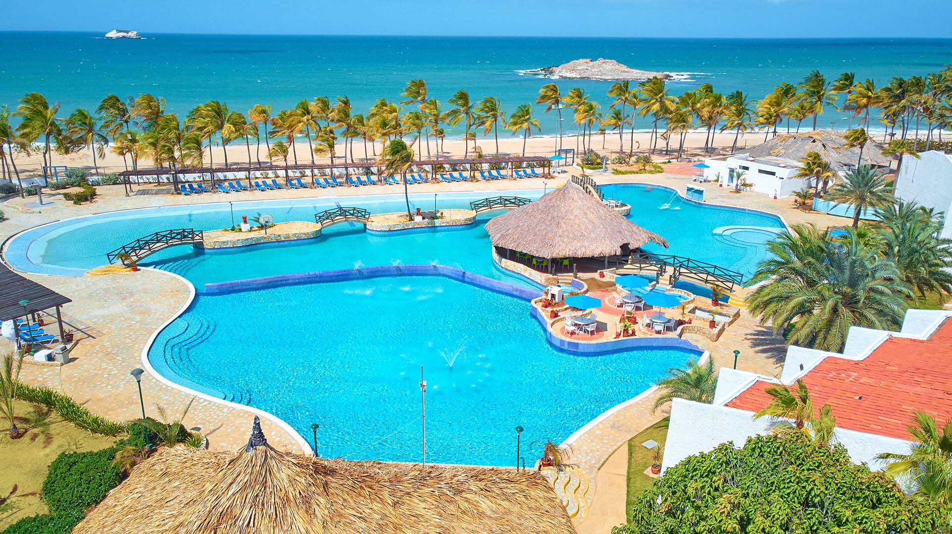 Fachada rústica caribeña del Costa Caribe Beach Hotel