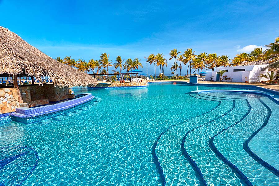 Jardines tropicales y caminerías del resort