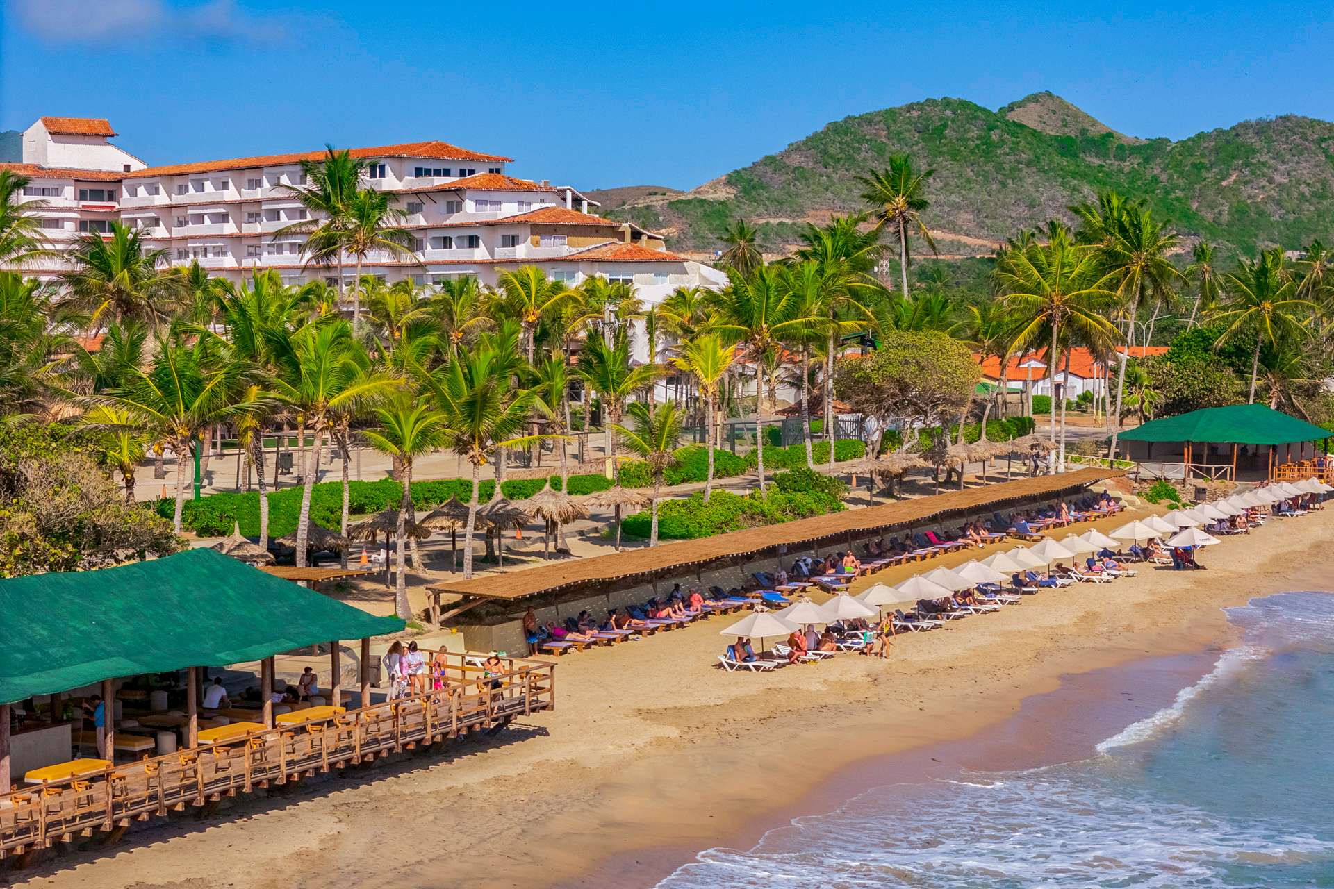 Piscinas familiares con cascada y áreas de relax