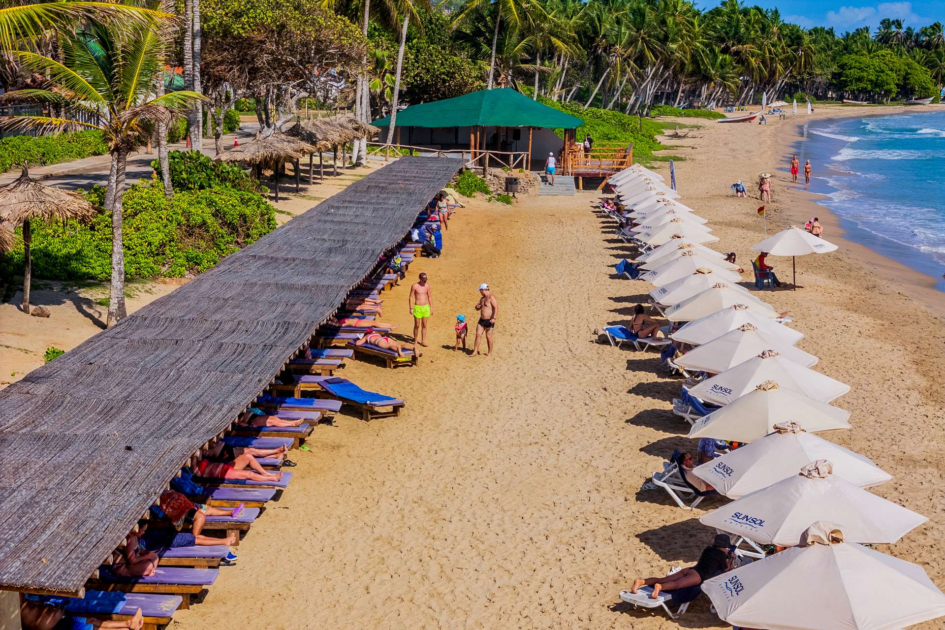 Arquitectura colorida en armonía con el entorno caribeño