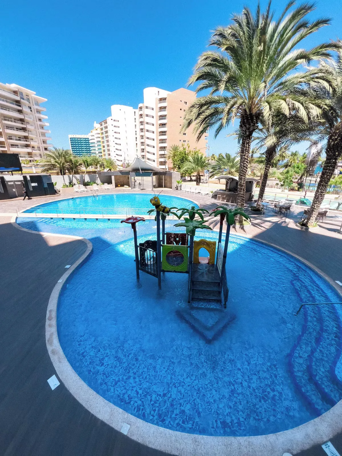 Piscina infinita con vistas panorámicas al Mar Caribe