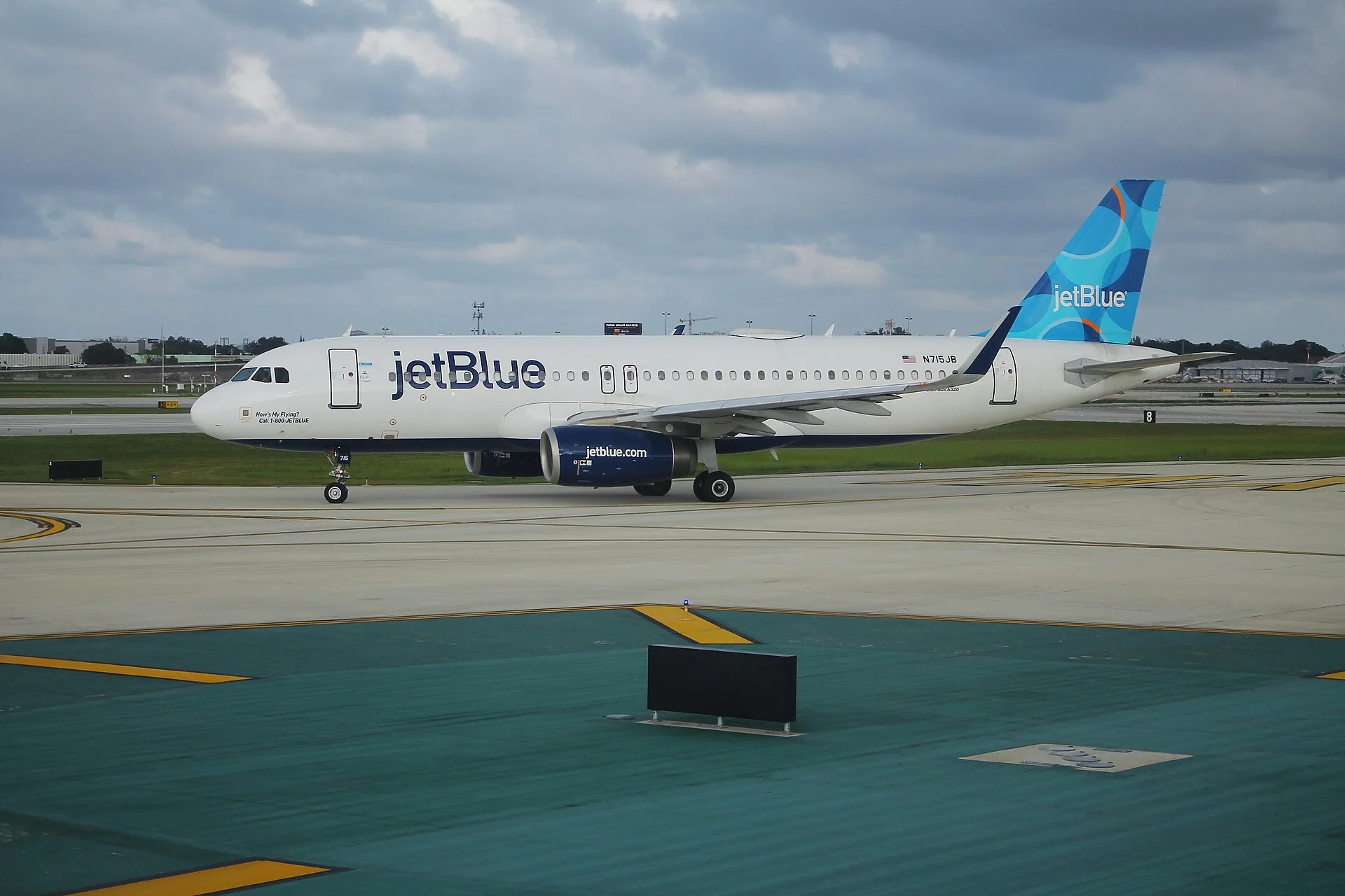 Avión Airbus A320 de JetBlue en el aeropuerto de Fort Lauderdale