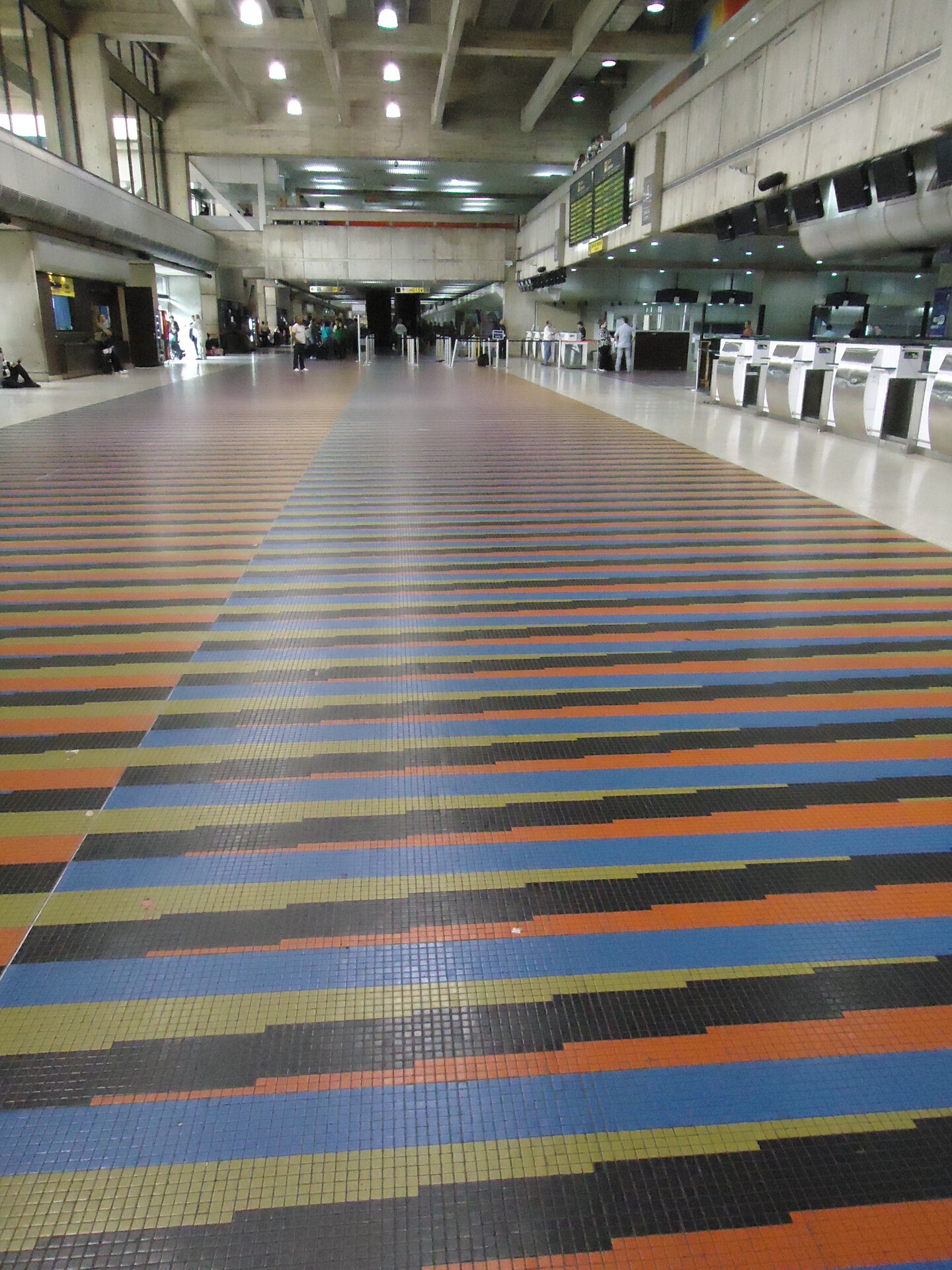 Corredor público en el Aeropuerto Internacional Simón Bolívar de Maiquetía