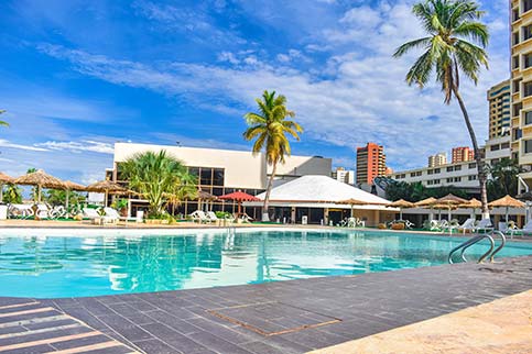 Piscina y jardines